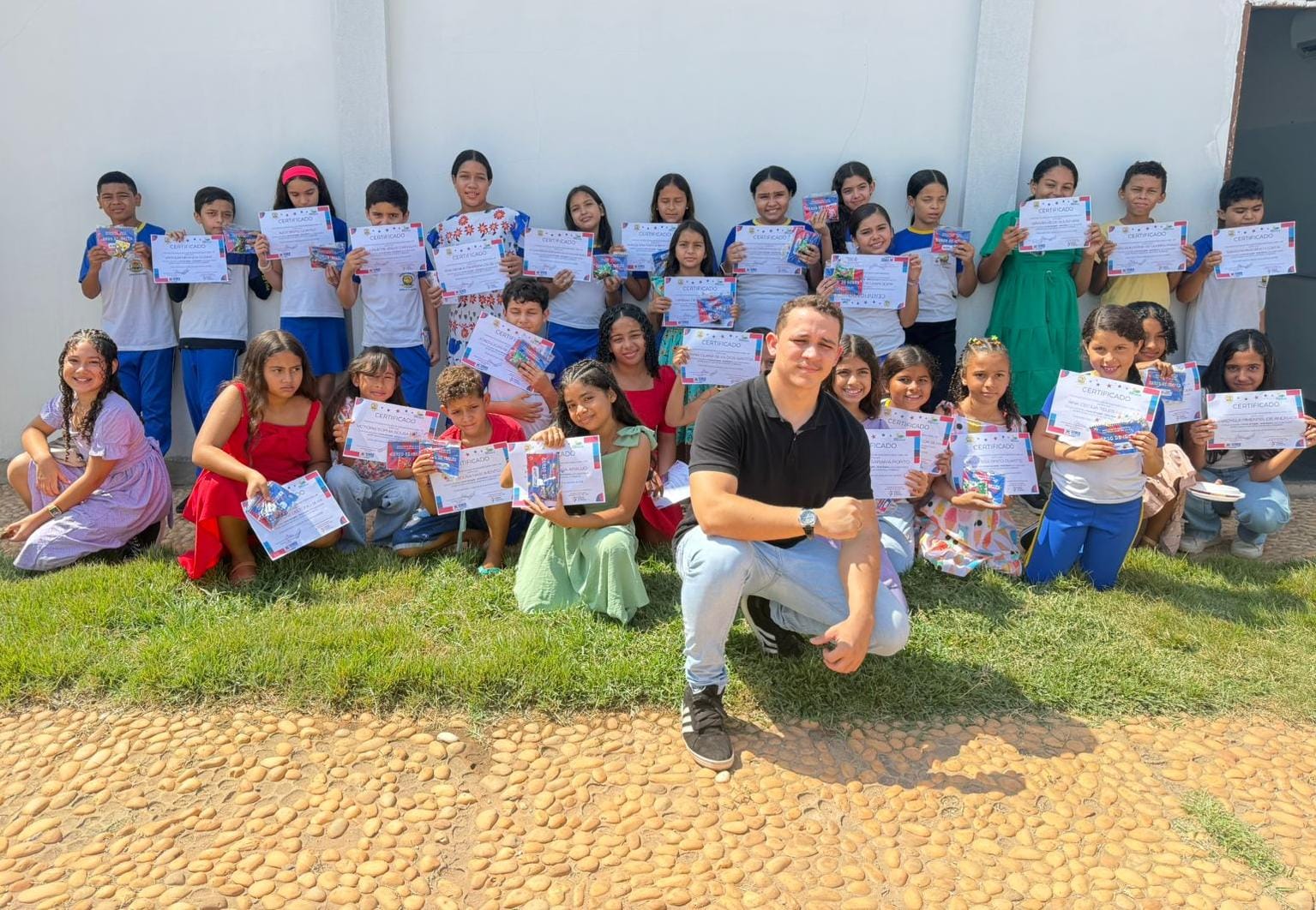 Entrega de certificados para os alunos do Curso de Inglês da Biblioteca Municipal Antônio José...