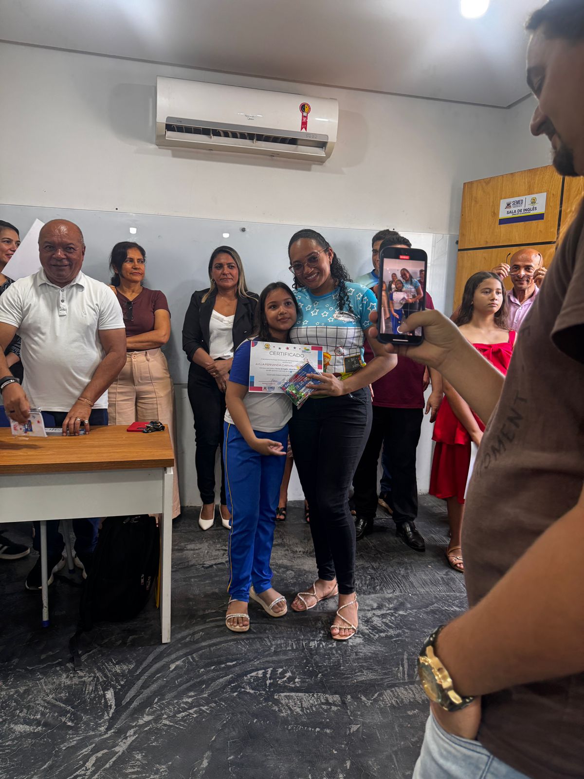 Entrega de certificados para os alunos do Curso de Inglês da Biblioteca Municipal Antônio José...